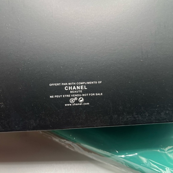 CHANEL Tiffany Blue Cosmetic Bag - Picture 3 of 11